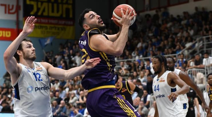 עידן זלמנסון עולה לסל (ראובן שוורץ) עידן זלמנסון עולה לסל