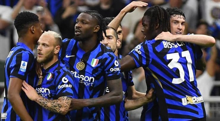 שחקני אינטר חוגגים עם יאן אורל ביסק (רויטרס) שחקני אינטר חוגגים עם יאן אורל ביסק