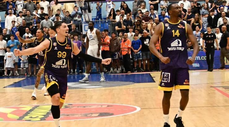 יפתח זיו ודאקרי טאקר מאושרים (ראובן שוורץ) יפתח זיו ודאקרי טאקר מאושרים