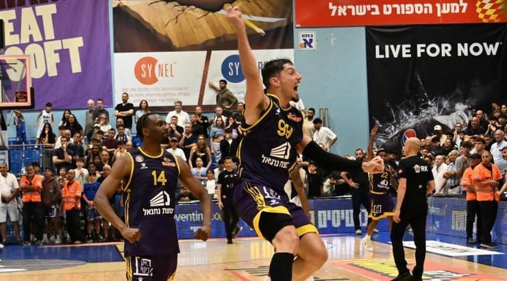 זיו ושחקני חולון חוגגים באולם היובל