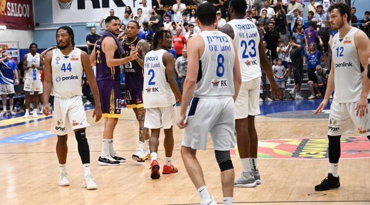 שחקני הרצליה מאוכזבים בסיום (ראובן שוורץ) שחקני הרצליה מאוכזבים בסיום