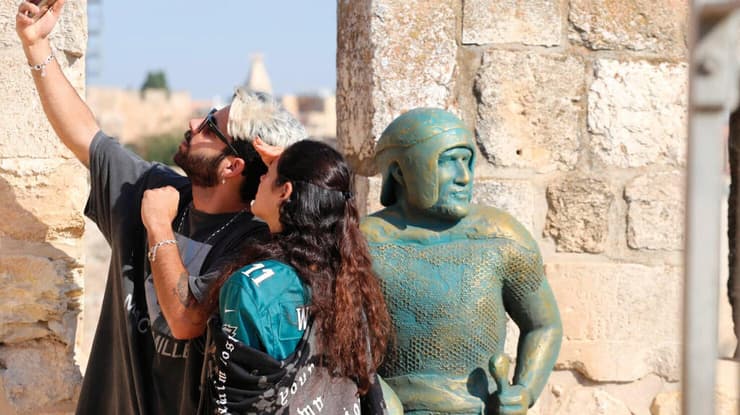 סלפי עם שומרי החומות (צילום: איתן אלחדז-ברק) סלפי עם שומרי החומות