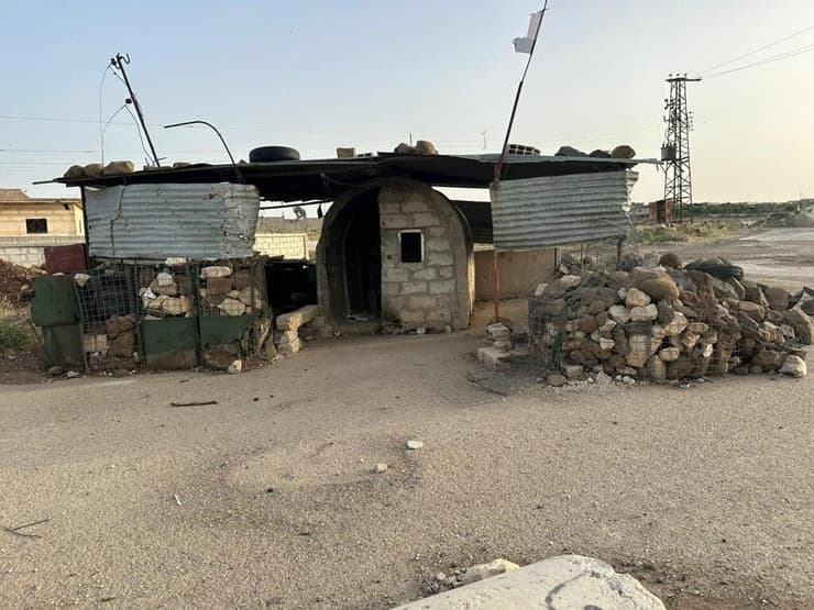 לא ראויות למגורי אדם. עמדה נטושה בגולן הסורי רון בן ישי בסוריה