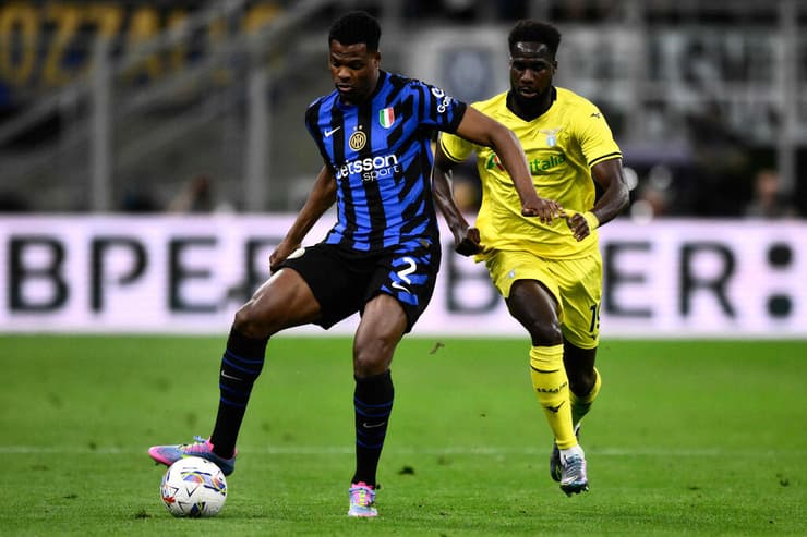 המחליף שלו? דומפריס (צילום: Nicolo Campo / AFP) דנזל דומפריס נגד לאציו
