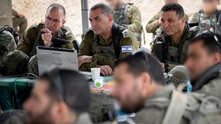 הרמטכ״ל בסיור בהערכת מצב בצפון הרצועה, היום. במטכ"ל מדגישים: "מאמינים במה שאנחנו עושים" (צילום: דובר צה"ל ) הרמטכ״ל אייל זמיר בסיור שטח והערכת מצב בצפון רצועת עזה