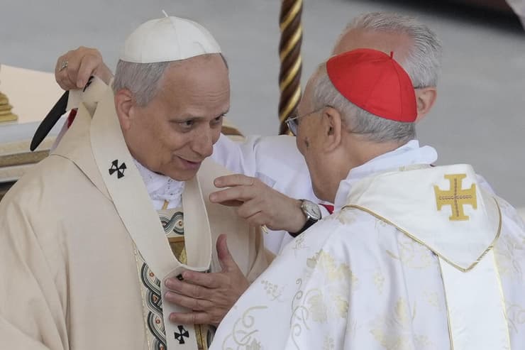ה"פליום" מונח על כתפי האפיפיור החדש (צילום: AP Photo/Gregorio Borgia) ותיקן הוותיקן טקס השבעה הכתרה של האפיפיור אפיפיור ליאו ה-14 לאו ה-14 מקבל את הפליום