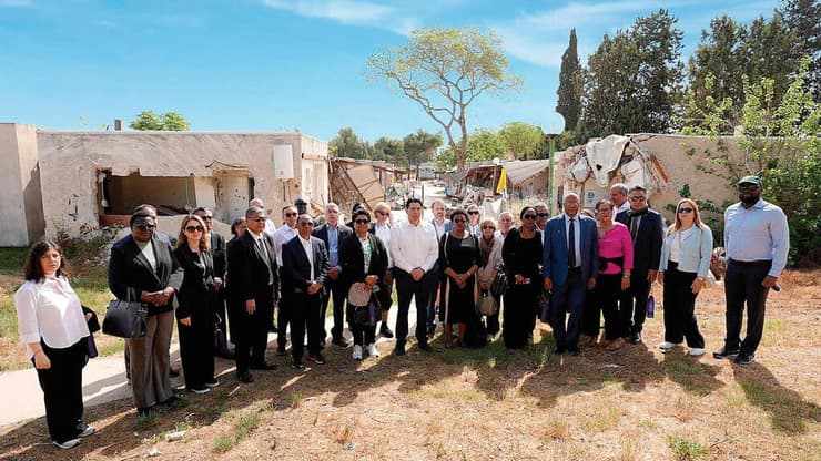 השגריר דנון עם משלחת שגרירים מכל העולם בכפר עזה