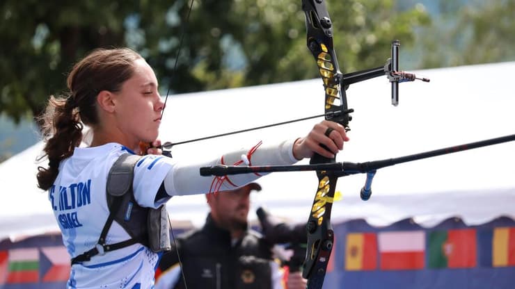 הילטון בפעולה (צילום: European archery) הילטון