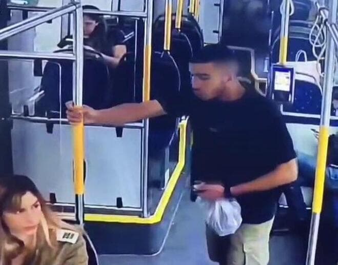 צעיר ערבי ירק על קצינה בקו אוטובוס 161 של דן