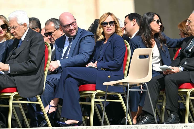 ראש ממשלת איטליה ג'ורג'ה מלוני תופסת את מקומה (צילום: Alberto PIZZOLI / AFP) ותיקן הוותיקן טקס הכתרה השבעה אפיפיור האפיפיור ליאו ה-14 לאו ה-14 ראש ממשלת איטליה ג'ורג'ה מלוני