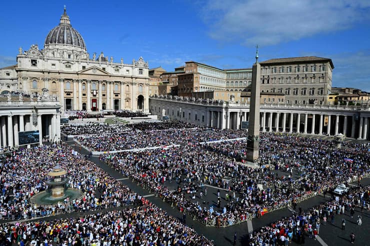 הכיכר המלאה בוותיקן. הצפי היה ל-250 אלף איש (צילום: Tiziana FABI / AFP) ותיקן הוותיקן טקס הכתרת ה אפיפיור האפיפיור ליאו ה 14 לאו ה 14