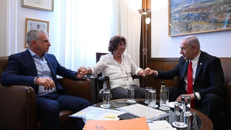 נדיה כהן עם רה"מ נתניהו ועם ראש המוסד ברנע (צילום: חיים צח/ לע״מ) ראש הממשלה בנימין נתניהו במפגש עם ראש המוסד דדי ברנע עם נדיה כהן