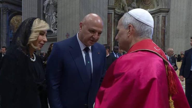 עאון ואשתו עם ליאו ה-14 נשיא לבנון ג'וזף עאון ואשתו נעמת עאון יחד עם האפיפיור החדש