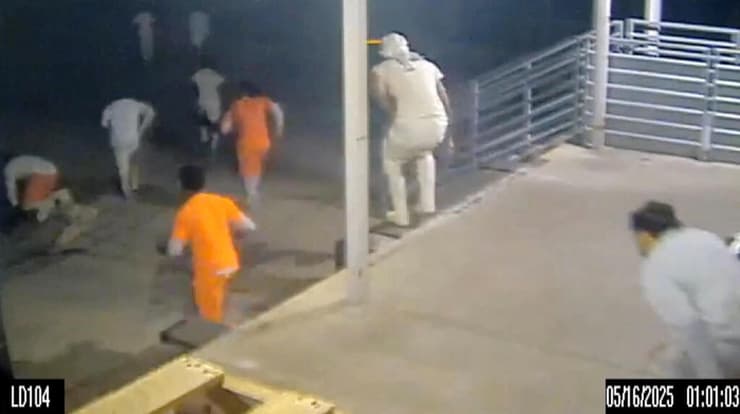 רגעי הבריחה כפי שתועדו במצלמות האבטחה (צילום: Orleans Parish Sheriff's Office/Handout via REUTERS) ארה"ב ניו אורלינס 10 אסירים ברחו מ כלא השאירו הודעה קל מדי חחח