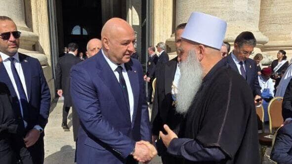 נשיא לבנון עם מנהיג העדה הדרוזית בישראל. "ניגש איש דת ולחץ את ידו, הוא לא פגש אותו קודם" נשיא לבנון ג'וזף עאון לוחץ את ידו של מואפק טריף, מנהיג העדה הדרוזית בישראל, במסגרת הטקס בוותיקן