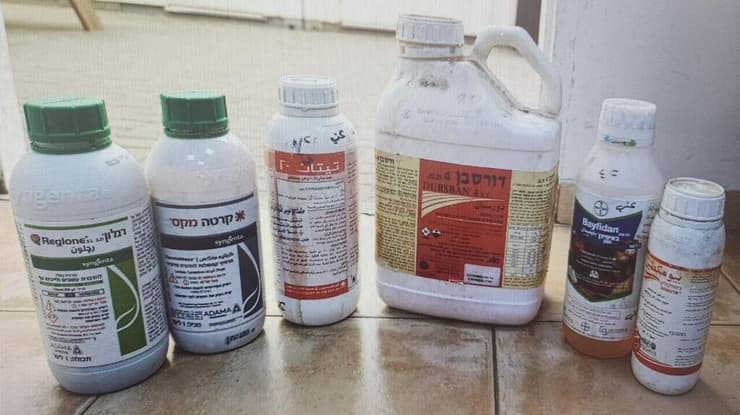 חומרי הדברה שתפסה המשטרה (צילום: דוברות המשטרה) חומרי הדברה שתפסה המשטרה