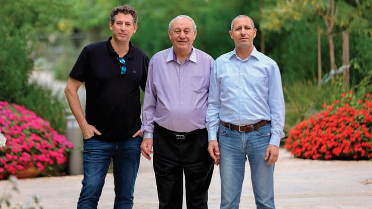 משפחת רחמים - מימין לשמאל אריאל, האב יהודה והאח עמיעד