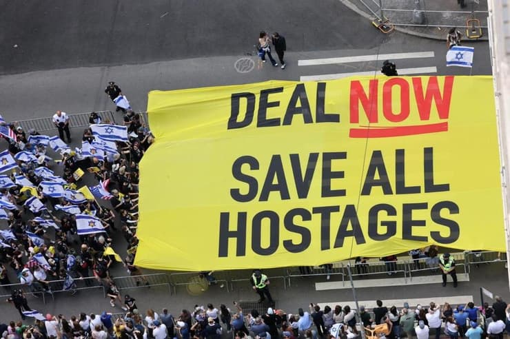 צעדת ישראל בניו יורק עם שלט הקורא לעסקת חטופים