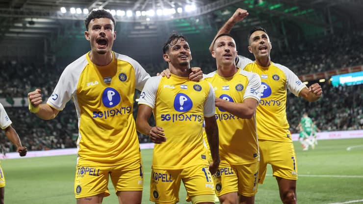 שחקן מכבי ת"א ווסלי פטאצ'י חוגג עם ערן זהבי, אושר דוידה, סתיו למקין