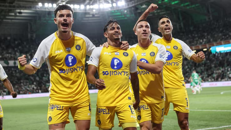 כפסע מגמור? שחקני מכבי ת"א חוגגים (צילום: גיל נחושתן) שחקן מכבי ת"א ווסלי פטאצ'י חוגג עם ערן זהבי, אושר דוידה, סתיו למקין