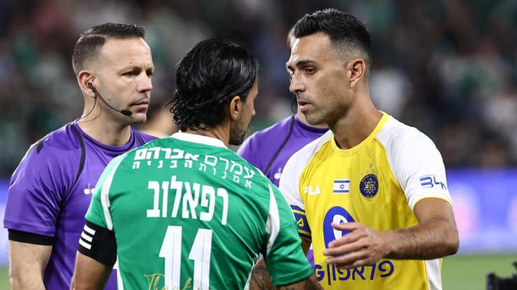 זהבי מברך את רפאלוב (צילום: גילי נחושתן) שחקן מכבי חיפה ליאור רפאלוב עם ערן זהבי