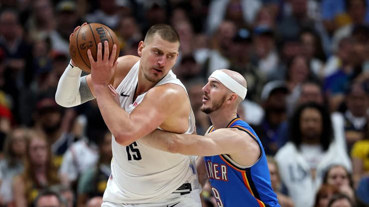 מצאו את ההבדלים. קארוסו מול יוקיץ' (MATTHEW STOCKMAN / GETTY IMAGES NORTH AMERICA / AFP) אלכס קארוסו אוקלהומה סיטי ניקולה יוקיץ' דנבר