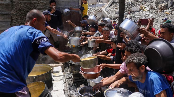 חלוקת מזון בג'באליה (צילום: Bashar TALEB / AFP) ג'באליה