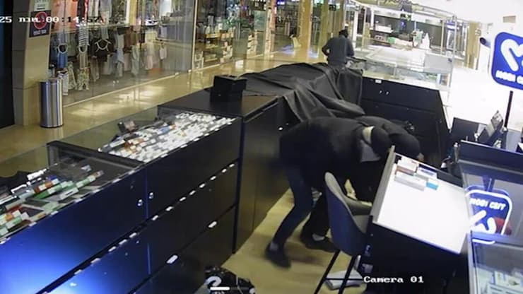 קבוצת השודדים בקניון בדימונה. "מצפים שתהיה כוננות יותר גבוהה" שוד של מספר חנויות במרכז מסחרי בדימונה