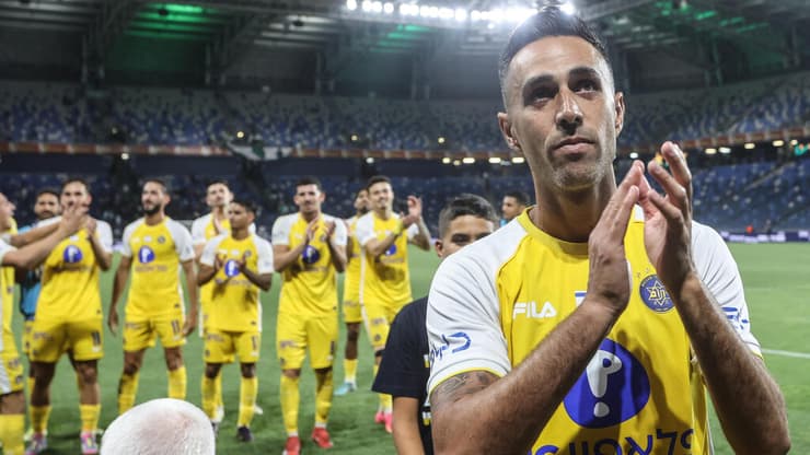 זהבי מודה לקהל (צילום: גיל נחושתן) זהבי מודה לקהל