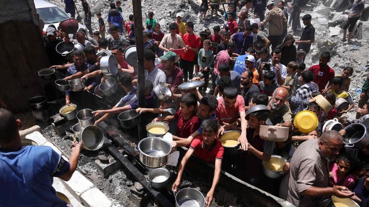 "הסיוע עוד לא הגיע לתושבים". פלסטינים בג'באליה בתור לחלוקת מזון (צילום: Bashar TALEB / AFP) ג'באליה