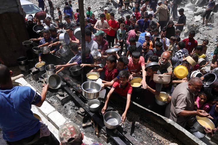 חלוקת מזון בג'באליה (צילום: Bashar TALEB / AFP) ג'באליה