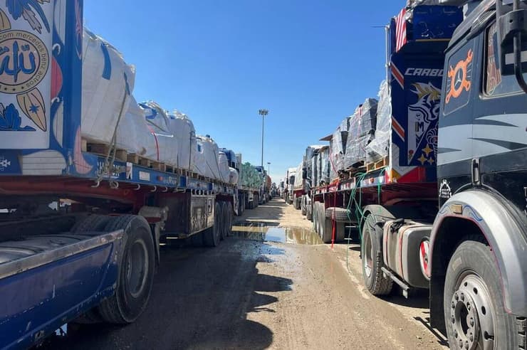 משאיות עם סיוע הומניטרי במעבר כרם שלום