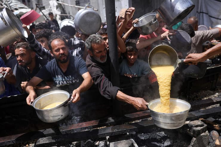 כך משיגים מזון בג'באליה (צילום: Bashar TALEB / AFP) ג'באליה