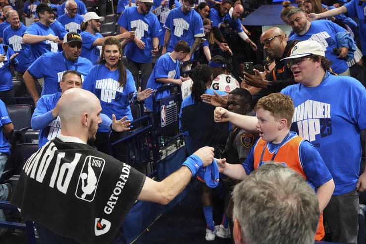 גיבור הערב. קארוסו בסיום (צילום: AP Photo/Kyle Phillips) אלכס קרוסו