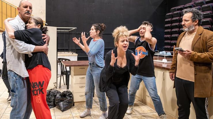 "צריך לשמור על שגרה, גם כשאתה חולה וגם כשאתה בריא". מתוך חזרות להצגה "מי בעד" בתיאטרון הקאמרי (צילום: שמחה ברבירו) מתוך חזרות להצגה "מי בעד" בתיאטרון הקאמרי