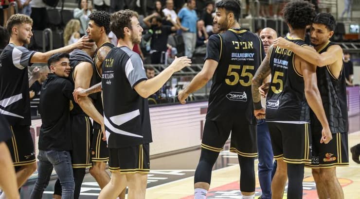 שחקני הפועל עפולה חוגגים הישארות דרמטית