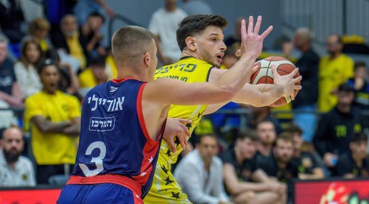 רועי פריצקי מנסה להשתחרר מליאם אוריילי