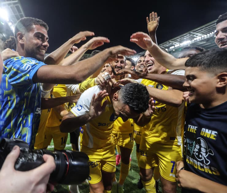 זהבי מקבל כאפות מהחברים