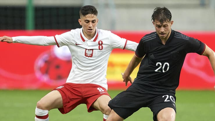 בן לדרמן במדי נבחרת פולין הצעירה מול שחקן נבחרת גרמניה הצעירה לזאר סמרדזיץ' (Adam Nurkiewicz/Getty Images) בן לדרמן במדי נבחרת פולין הצעירה מול שחקן נבחרת גרמניה הצעירה לזאר סמרדזיץ'