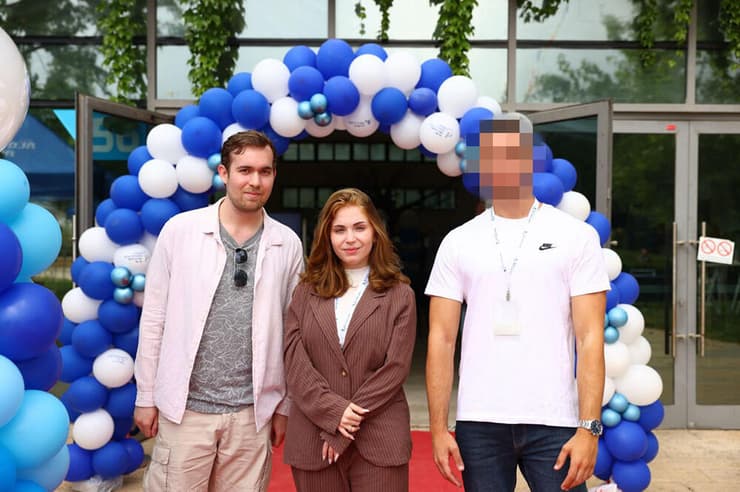 יעקב (מימין) עם  סטודנטים שלימודים איתו