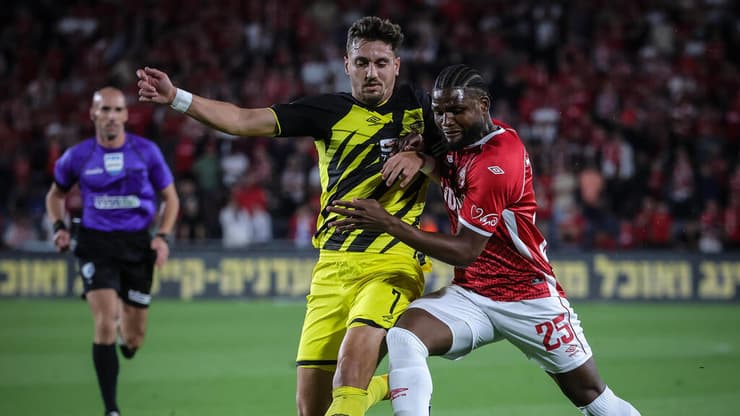 גאריטה מנסה להצר את צעדיו של שועה. מי ייגבר הערב? (צילום: עוז מועלם) גאריטה בפעולה