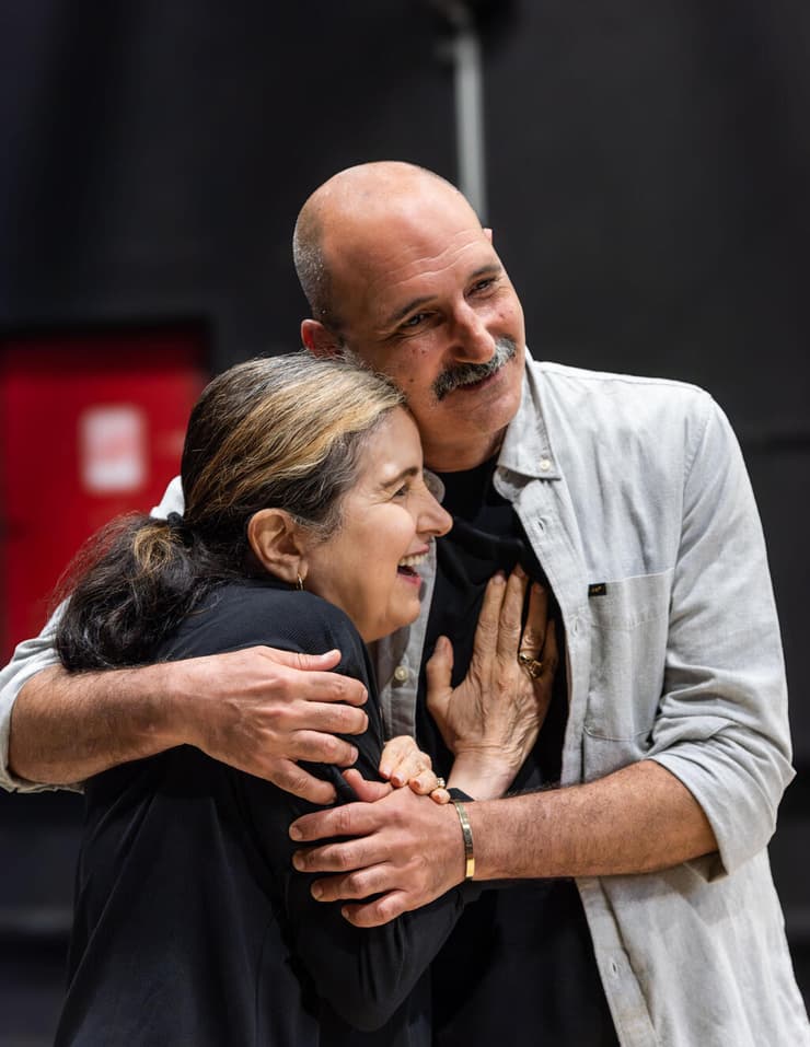 "לא צחקתי ככה שלוש שנים". מתוך חזרות להצגה "מי בעד" בתיאטרון הקאמרי (צילום: שמחה ברבירו) מתוך חזרות להצגה "מי בעד" בתיאטרון הקאמרי