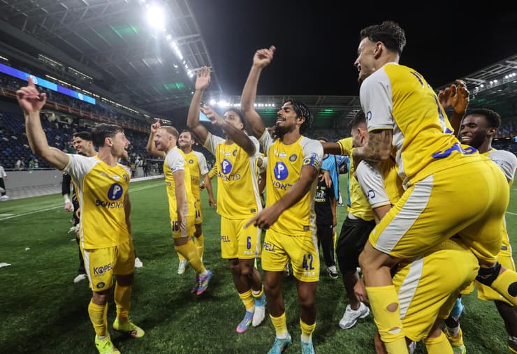 שחקני מכבי ת"א חוגגים 