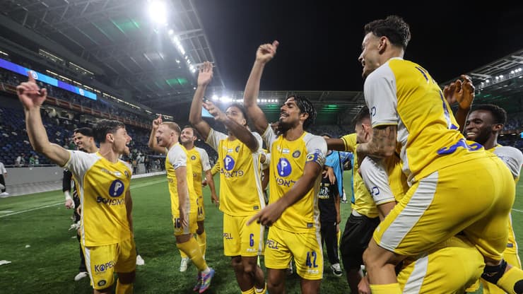 שחקני מכבי ת"א חוגגים 