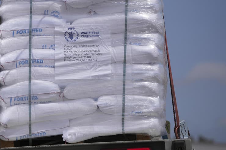 משאיות סיוע הומניטרי לרצועת עזה (צילום: AP Photo/Ohad Zwigenberg) כרם שלום משאיות סיוע הומניטרי לרצועת עזה