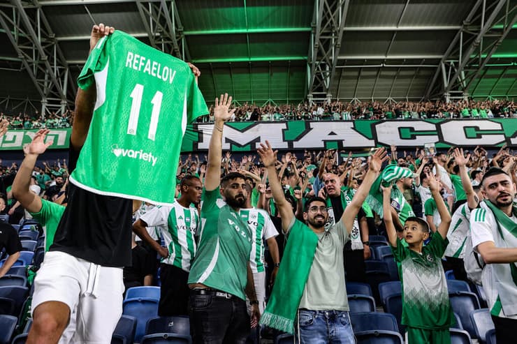 אוהדי מכבי חיפה במחווה לליאור רפאלוב (צילום: גילי נחושתן) אוהדי מכבי חיפה במחווה לליאור רפאלוב