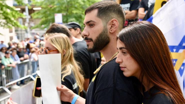 אלי-ה כהן וזוגתו זיו עבוד במצעד תמיכה בישראל לאורך השדרה החמישית במנהטן