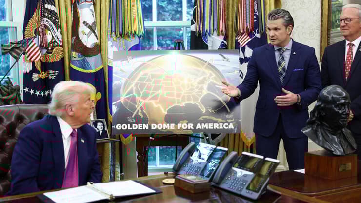 נשיא ארה"ב דונלד טראמפ נואם בחדר הסגלגל של הבית הלבן, הודיע ​​על מגן ההגנה מפני טילים של כיפת הזהב