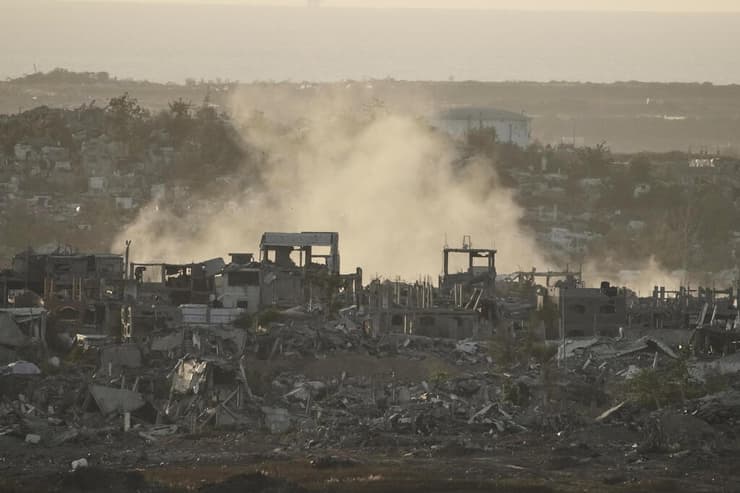 תקיפות בצפון רצועת עזה, היום (צילום: AP/Maya Alleruzzo) תקיפות נרחבות בצפון רצועת עזה