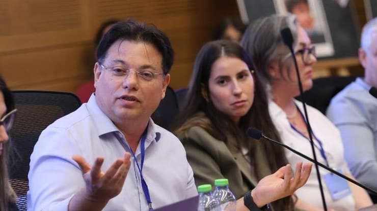 במרכז התמונה: חיה יחזקאל, אמא לשיה בת הארבע וחצי, שמתמודדת עם תסמונת רט